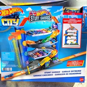 NEW!!!! Hotwheels Stunt Car Garage